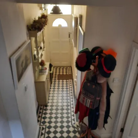 With Kitchen And Bathroom 홈스테이