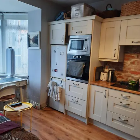 Rum i privatbostad With Kitchen And Bathroom Cork