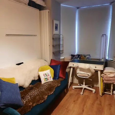 With Kitchen And Bathroom 홈스테이 *