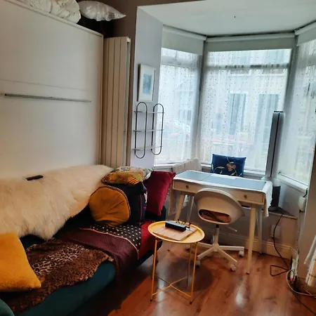 With Kitchen And Bathroom Rum i privatbostad *