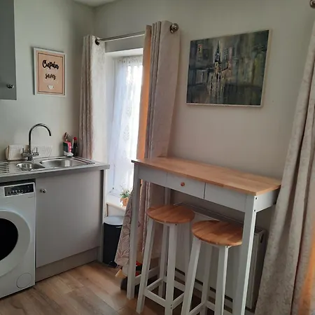 With Kitchen And Bathroom Rum i privatbostad *